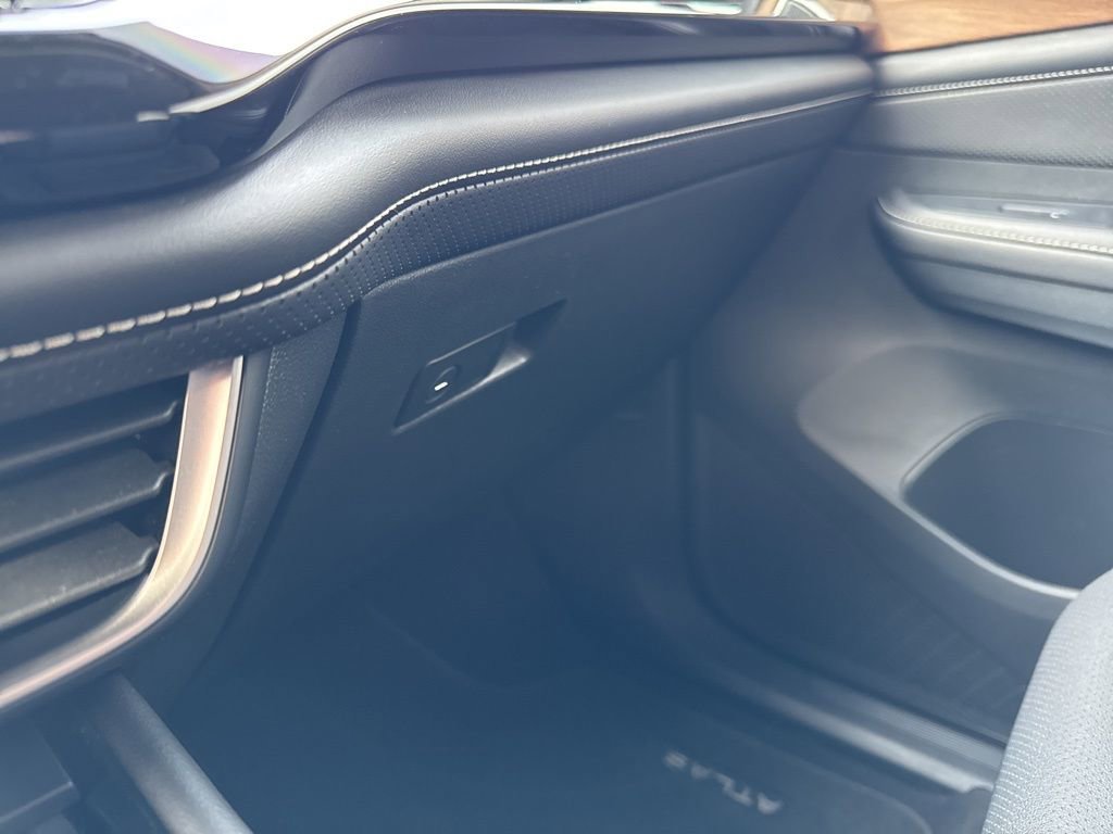 Used 2024 Volkswagen Atlas SE image 28