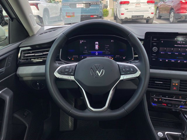 Used 2025 Volkswagen Jetta SE FWD image 28