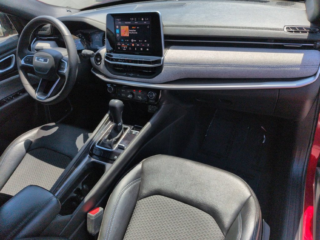 Used 2025 Jeep Compass Latitude w/ Sun & Sound Group AWD/4WD image 31