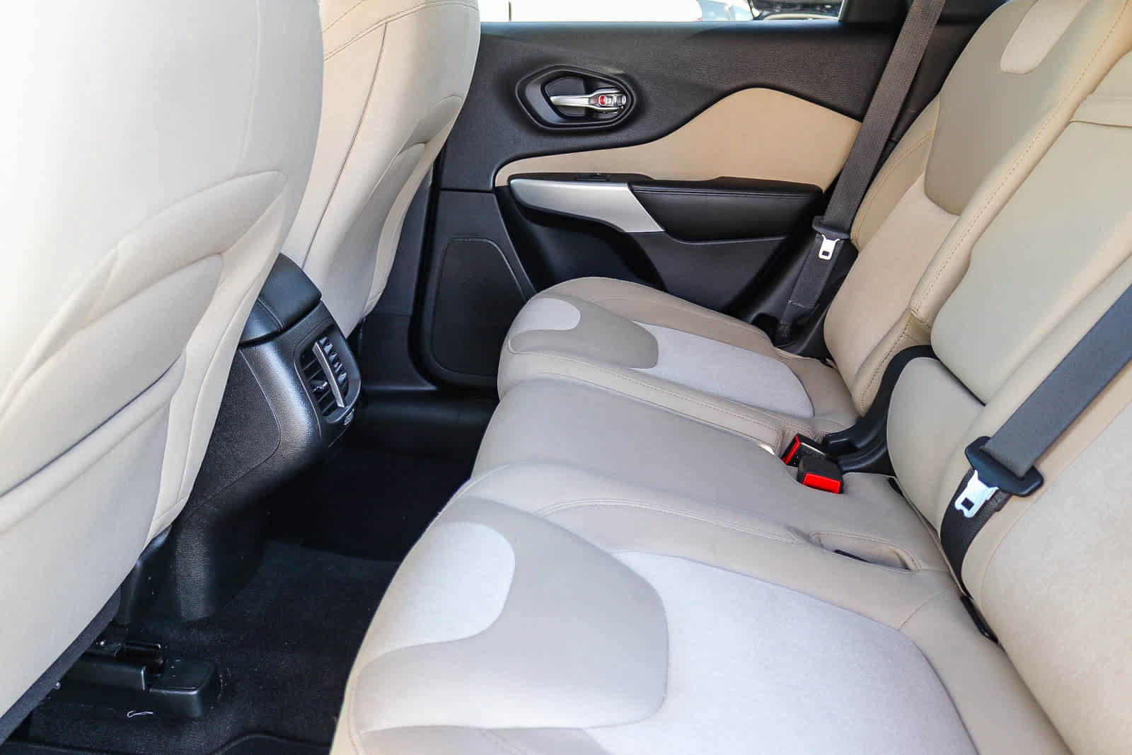 Used 2018 Jeep Cherokee Latitude FWD image 18