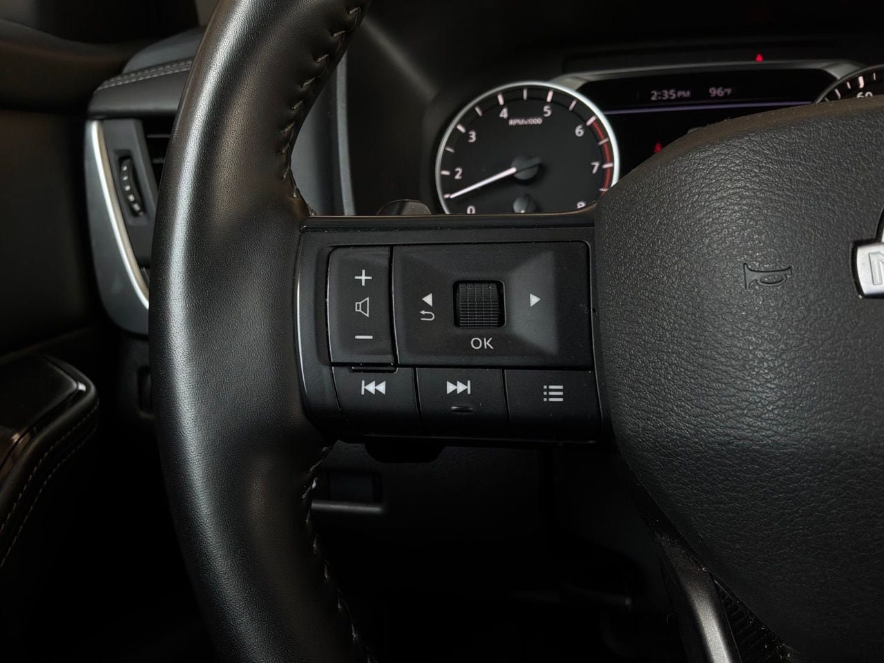 Used 2025 Nissan Rogue SV FWD image 33