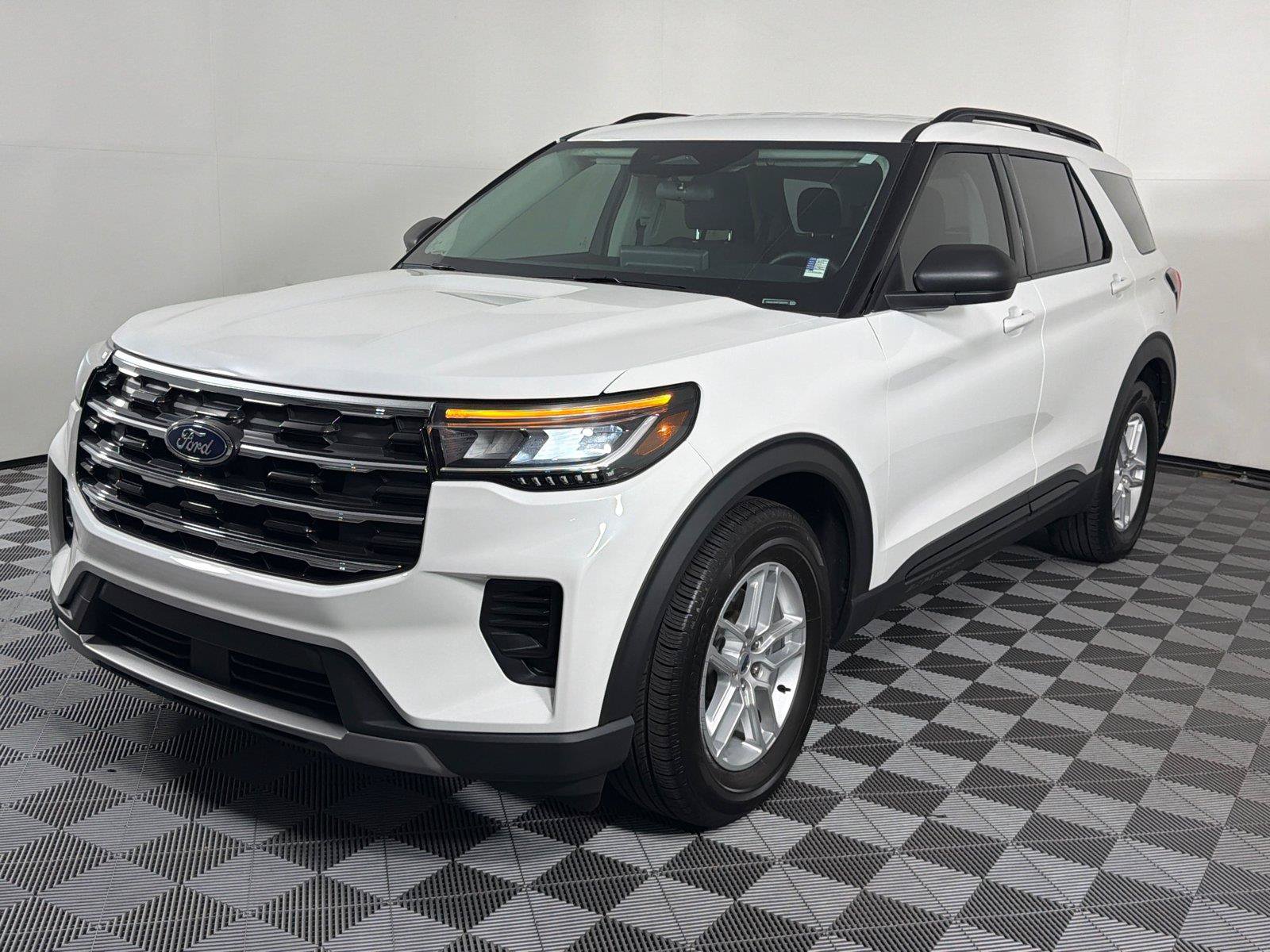 Used 2026 Ford Explorer Active RWD image 3