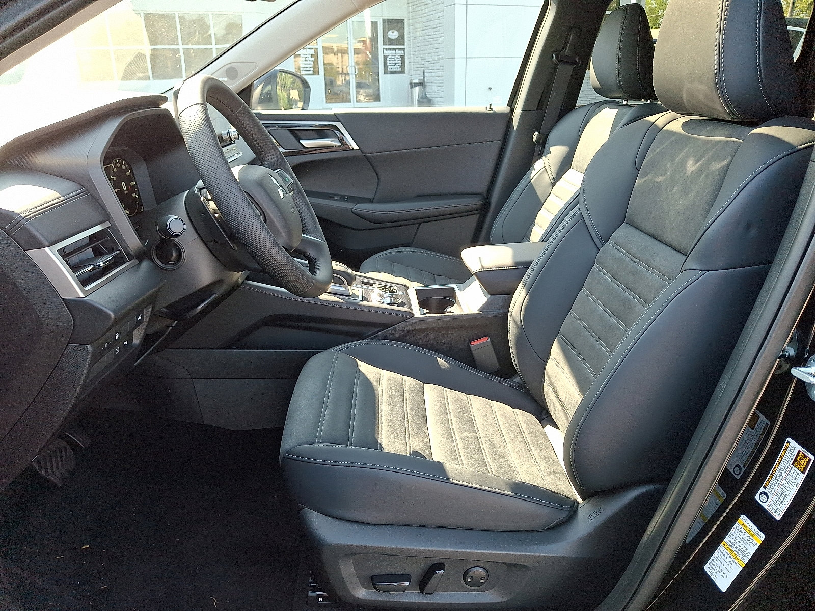 New 2025 Mitsubishi Outlander SE image 13