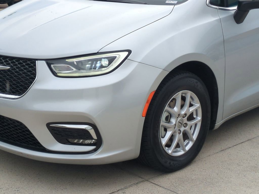 Used 2023 Chrysler Pacifica Touring-L FWD image 10