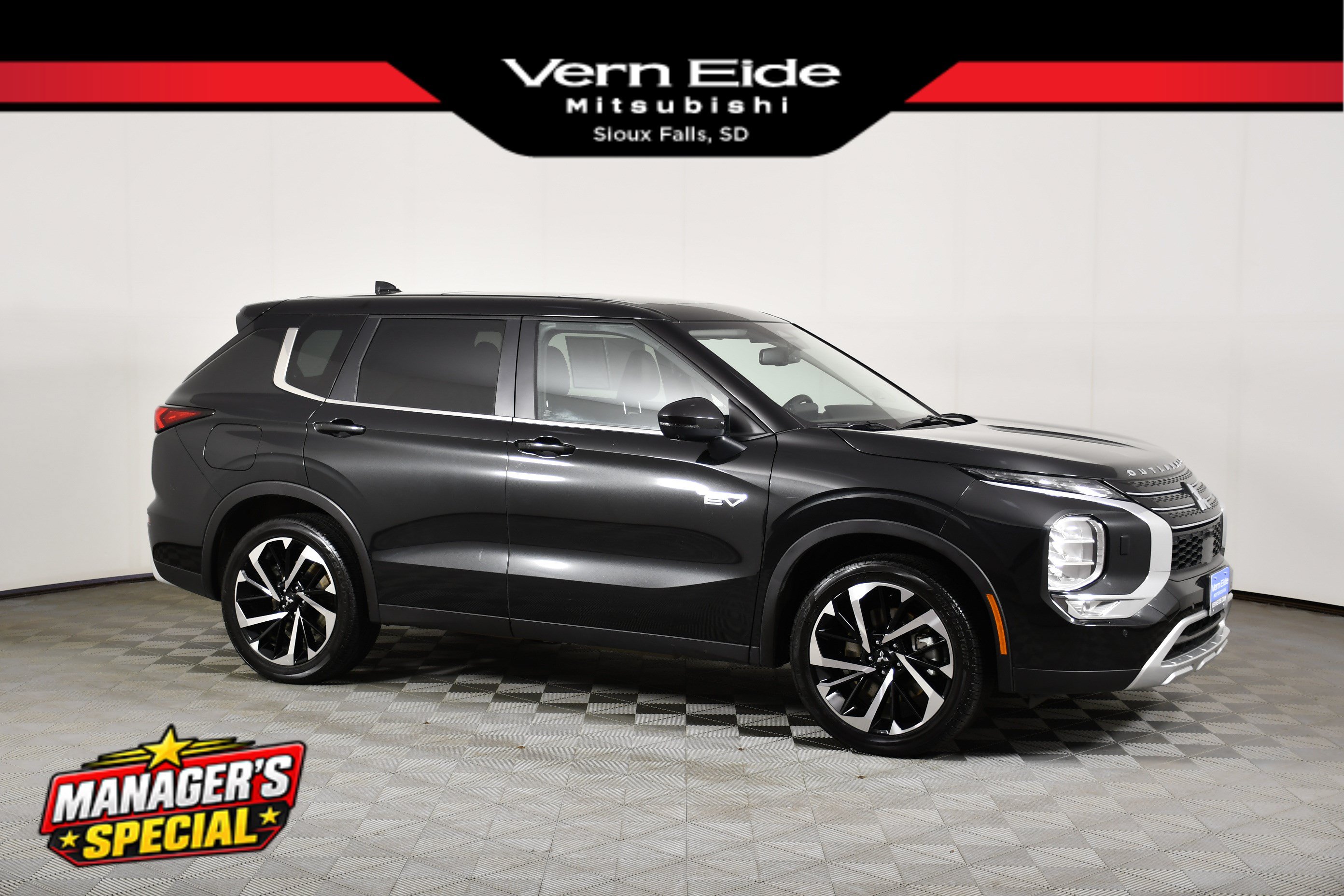 Used 2025 Mitsubishi Outlander SE