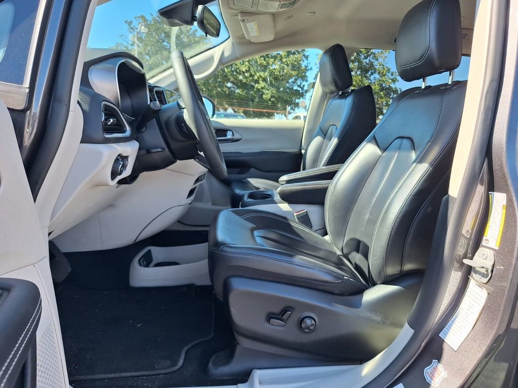 Used 2023 Chrysler Pacifica Touring-L image 12