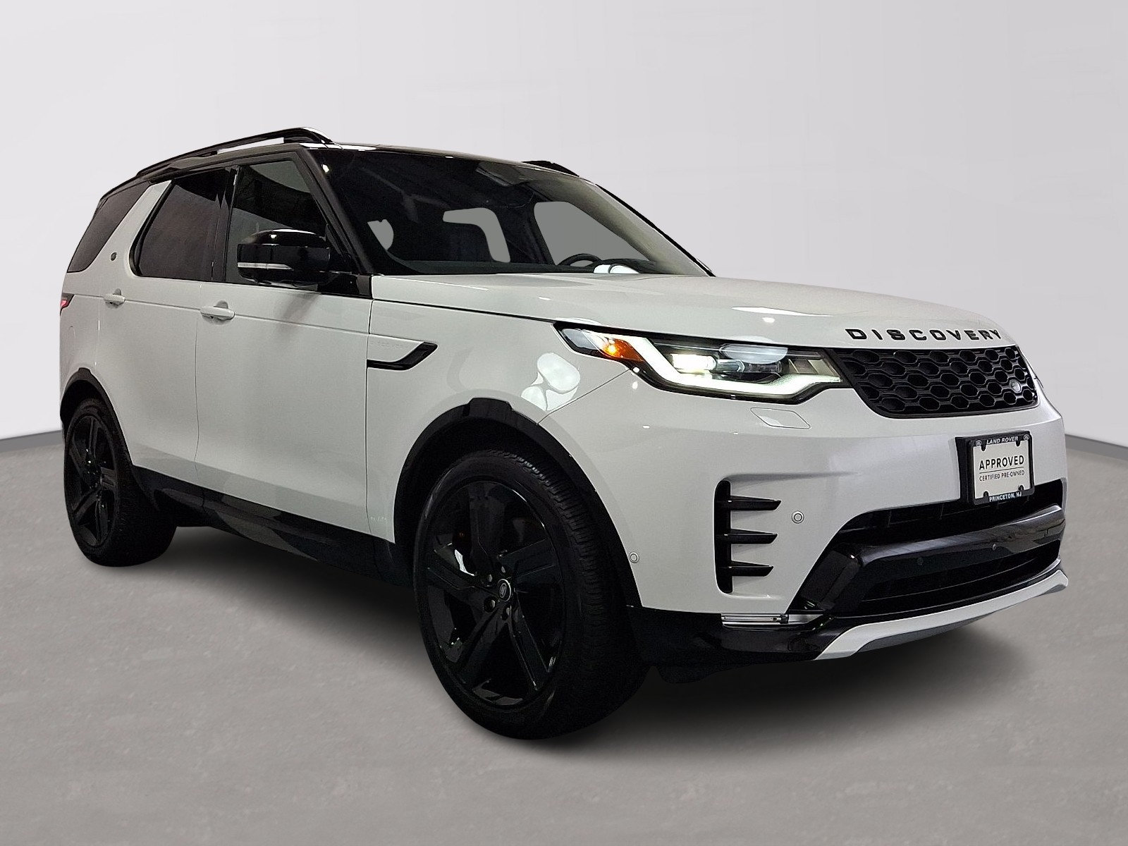 Certified 2025 Land Rover Discovery Dynamic SE AWD/4WD image 3