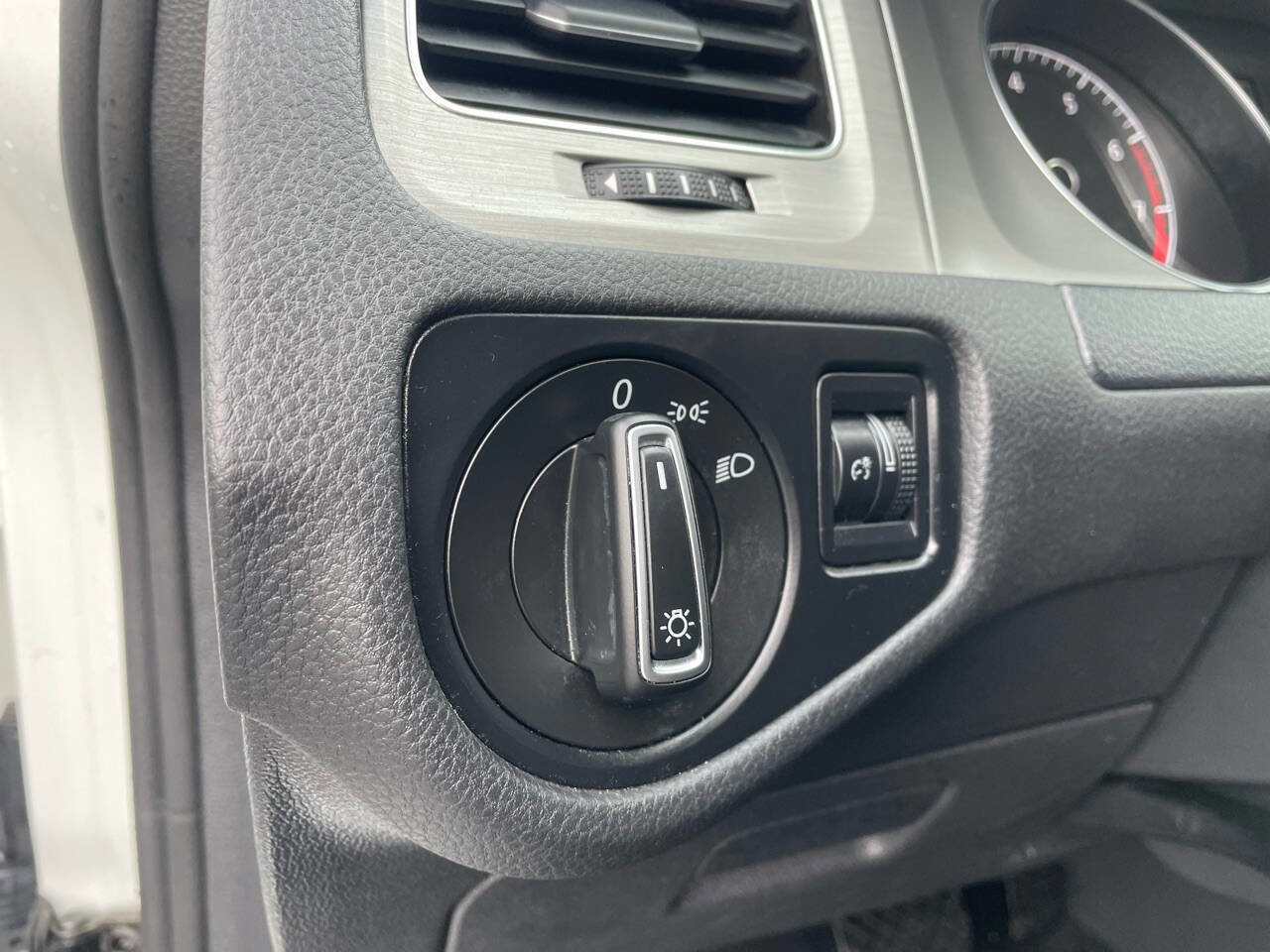 Used 2016 Volkswagen Golf S image 39