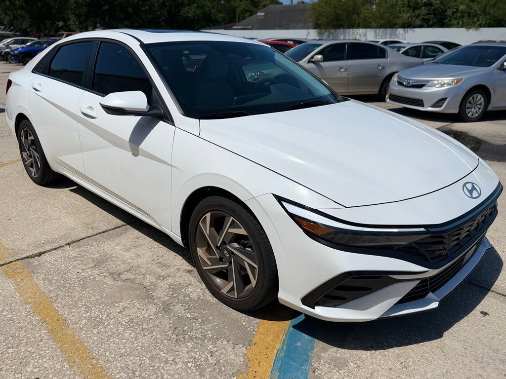 Used 2025 Hyundai Elantra Limited FWD image 7