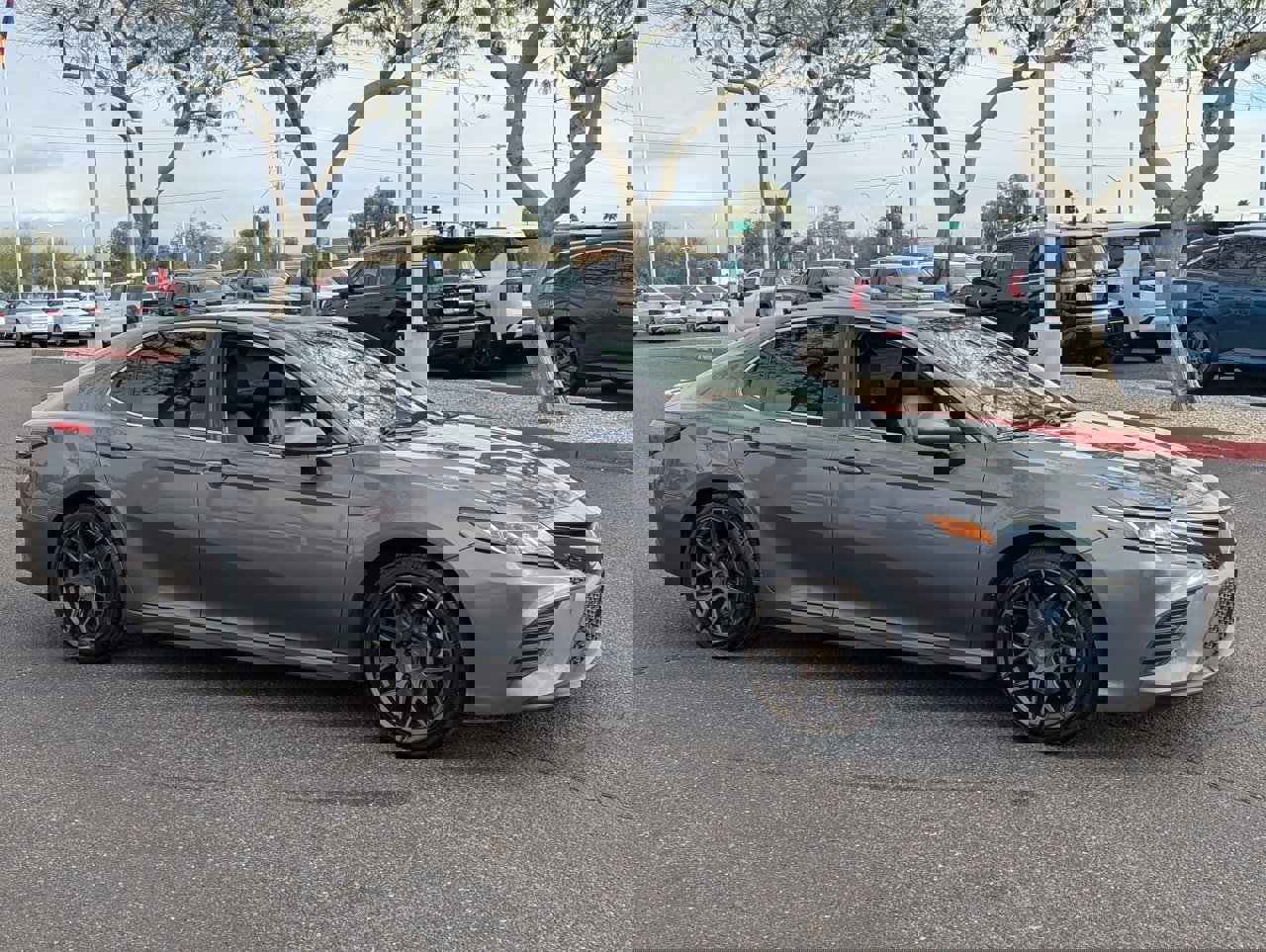 Used 2020 Toyota Camry SE w/ Blackout Package image 8