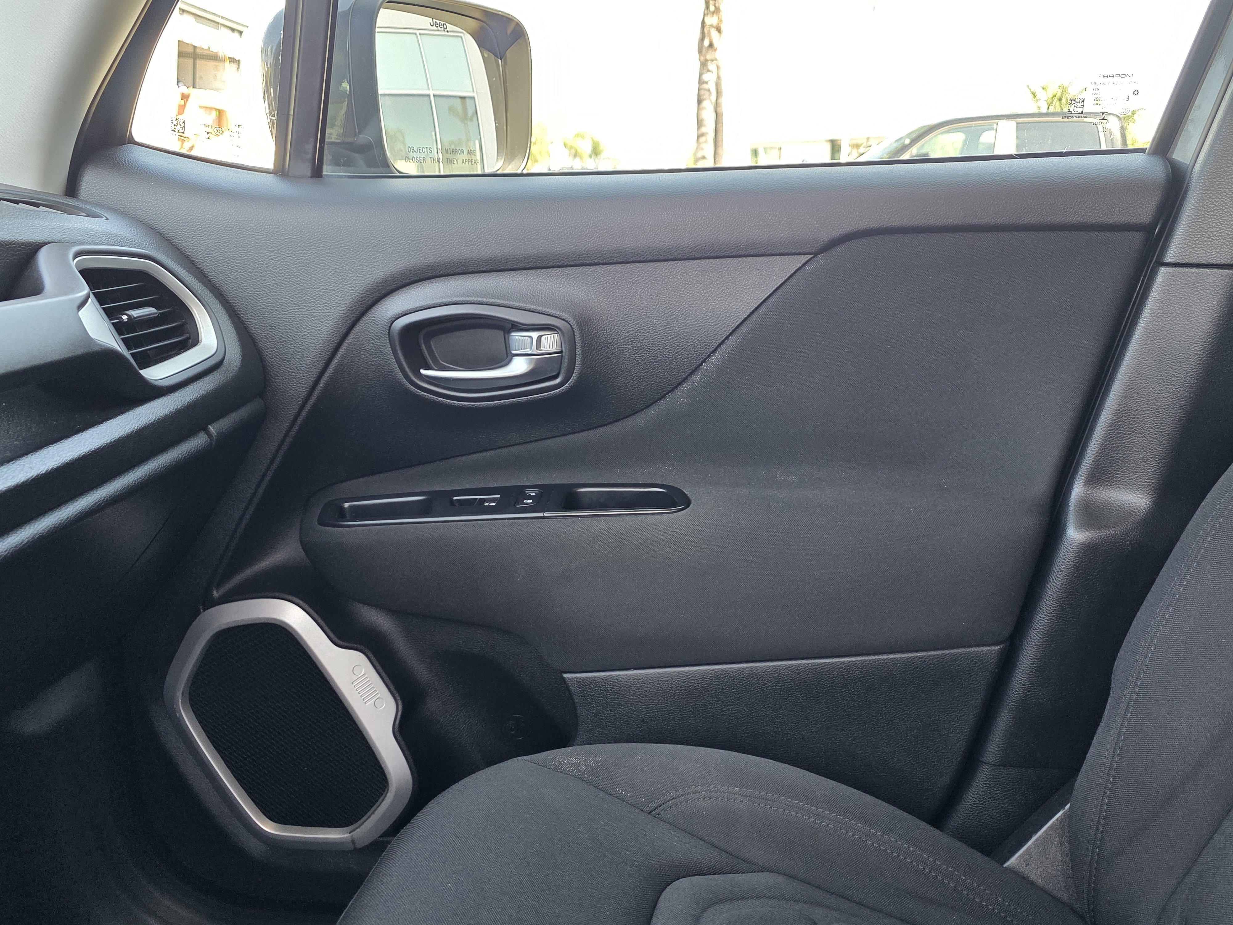 Used 2018 Jeep Renegade Latitude w/ Advanced Technology Group image 17