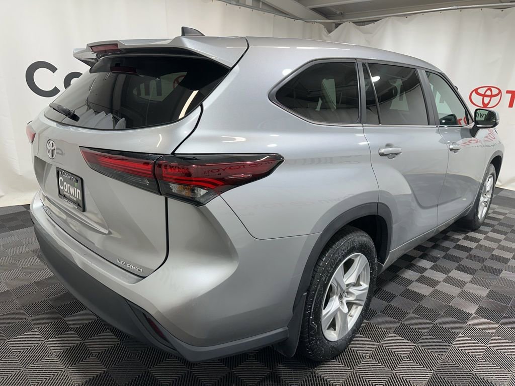 Used 2024 Toyota Highlander LE image 7
