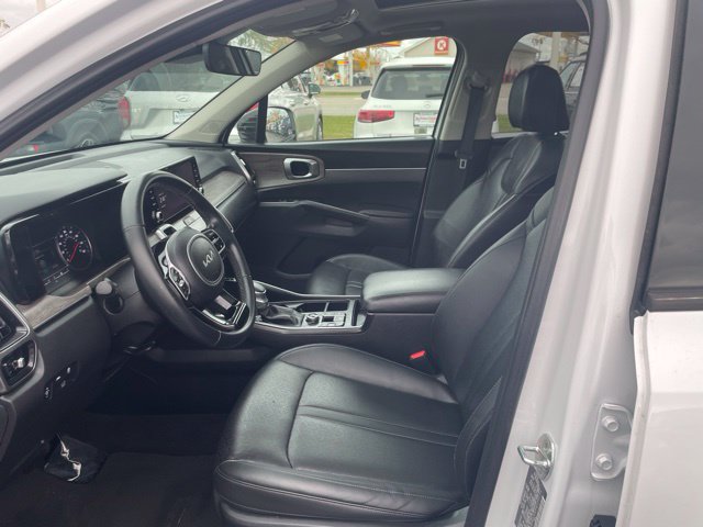 Used 2023 Kia Sorento EX w/ Panoramic Sunroof Package FWD image 9