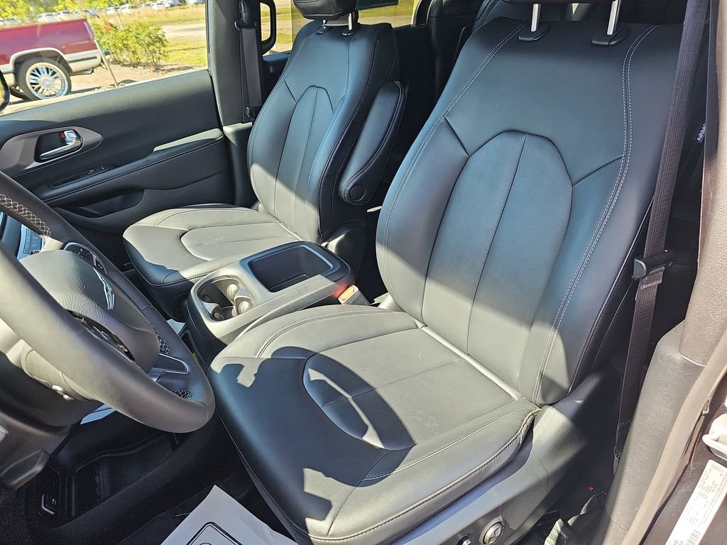 Used 2025 Chrysler Pacifica Select image 20