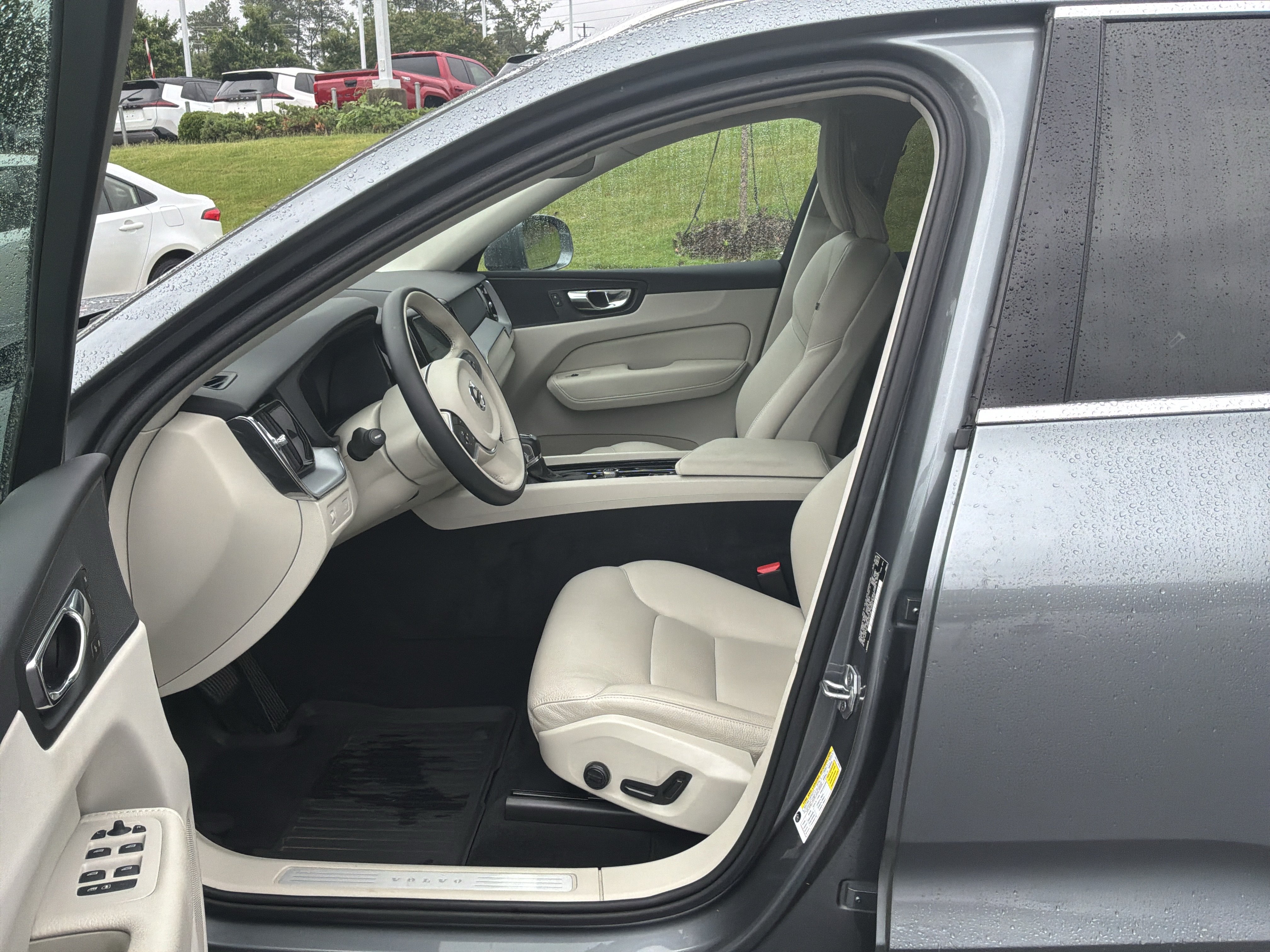 Used 2020 Volvo XC60 T6 Momentum w/ Protection Package Premier AWD/4WD image 16