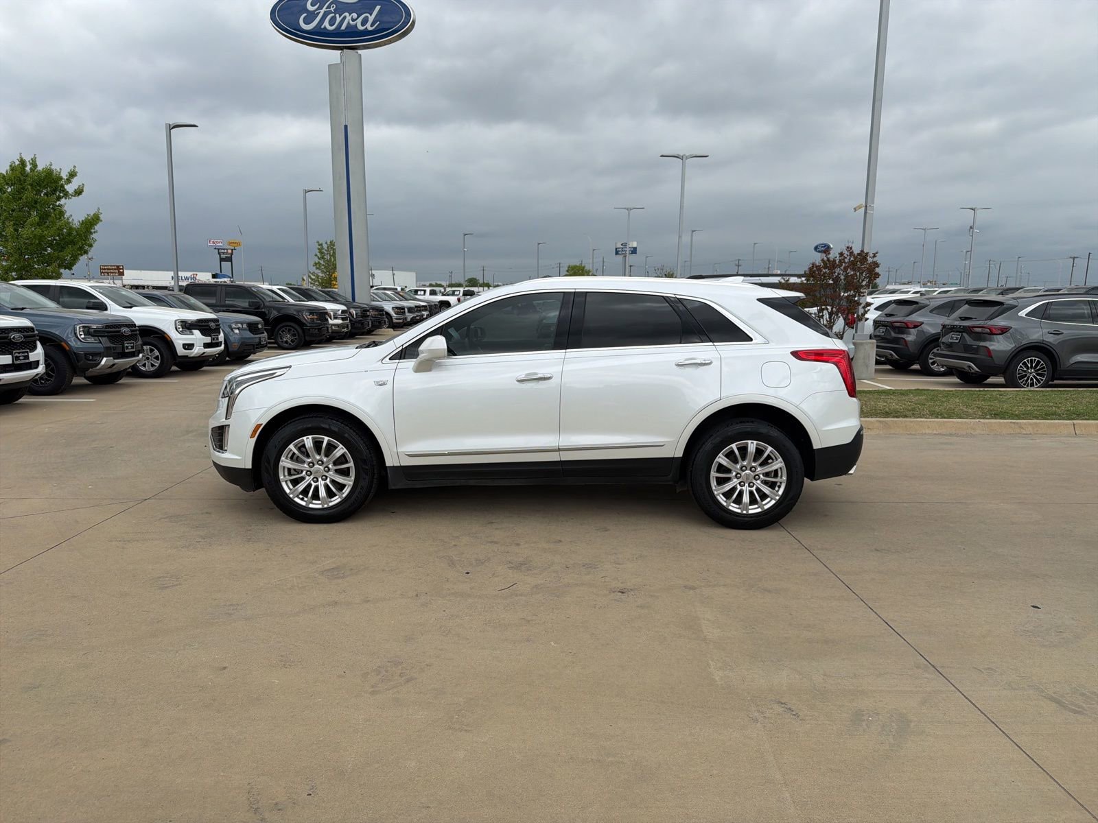 Used 2019 Cadillac XT5 FWD image 2