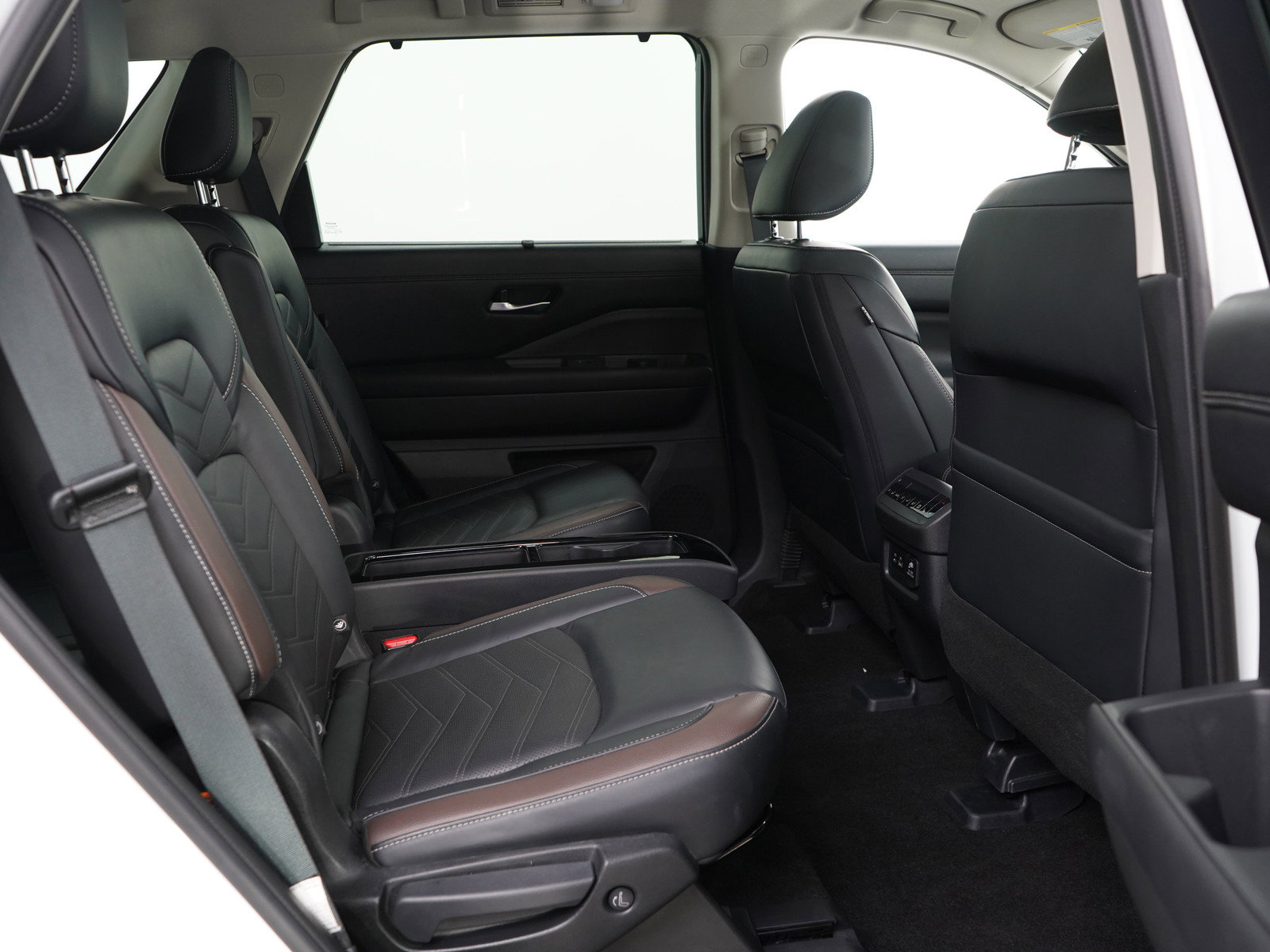 Used 2023 Nissan Pathfinder Platinum image 14
