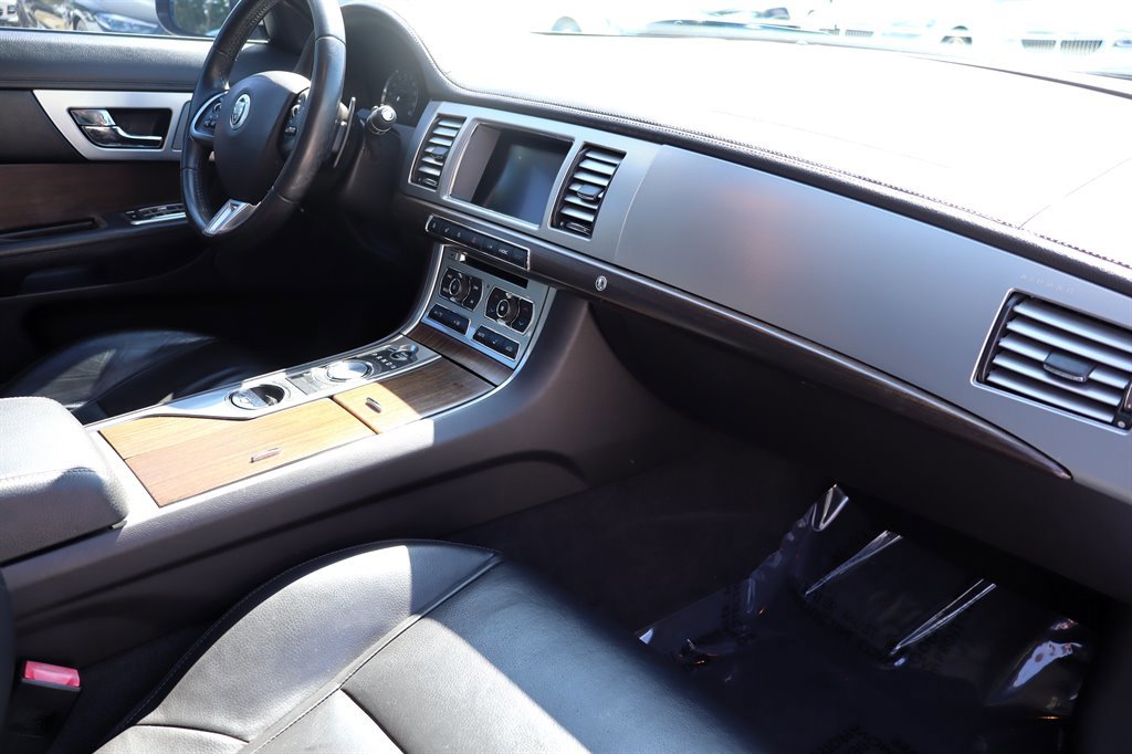 Used 2012 Jaguar XF RWD image 19