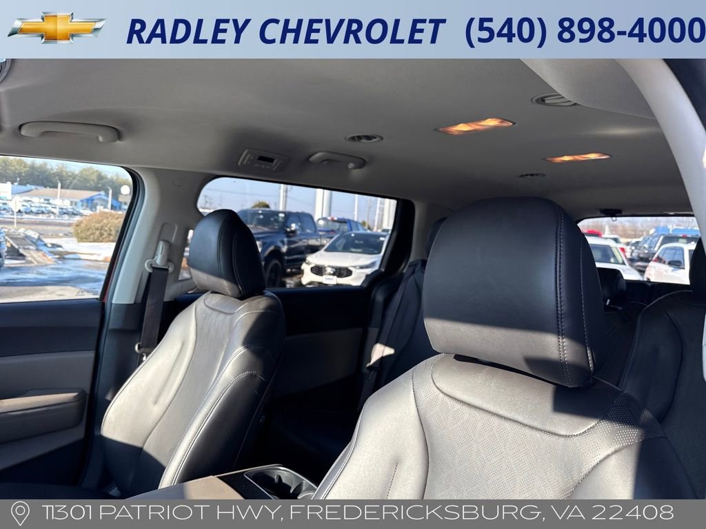 Used 2025 Kia Carnival image 2