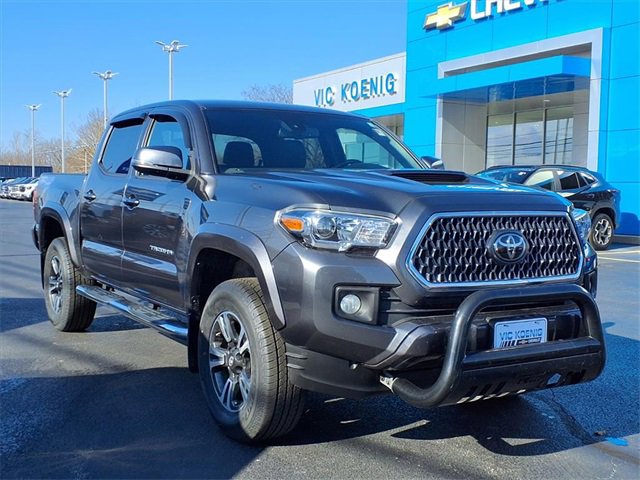 Used 2019 Toyota Tacoma TRD Sport image 2
