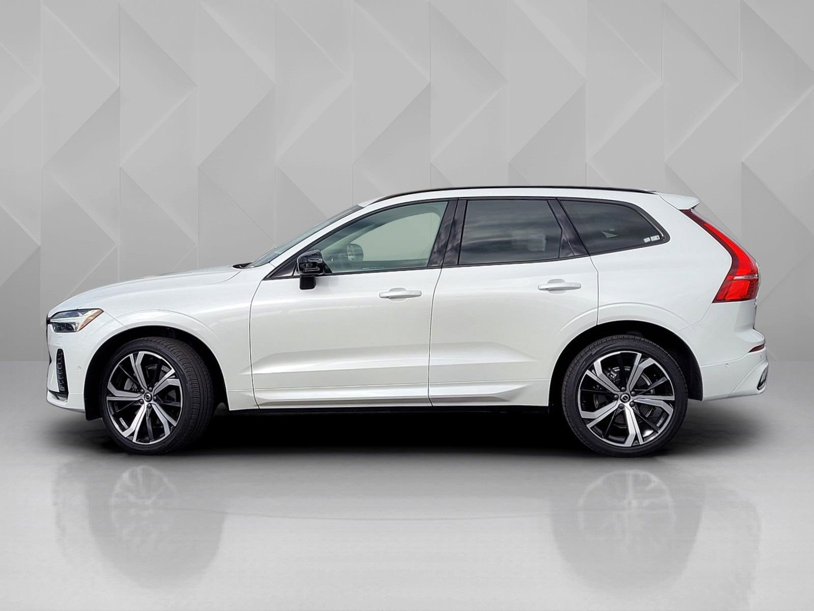 Certified 2023 Volvo XC60 B6 Ultimate w/ Protection Package Premier image 3