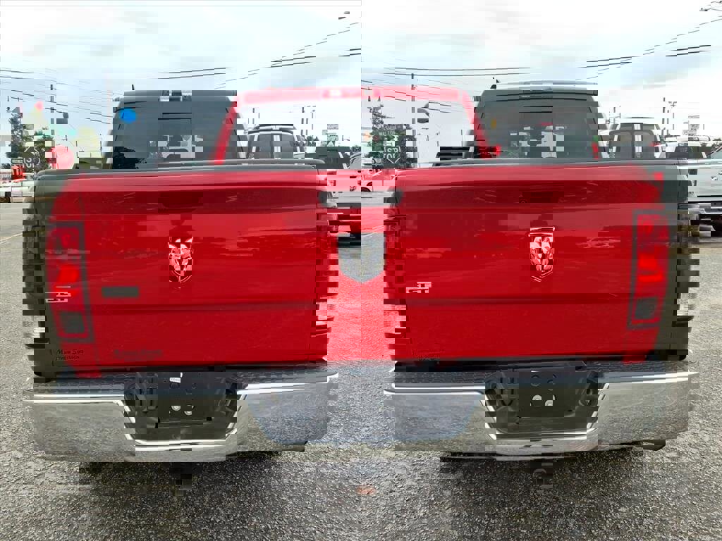 Used 2019 RAM 1500 Classic SLT w/ Luxury Group image 3