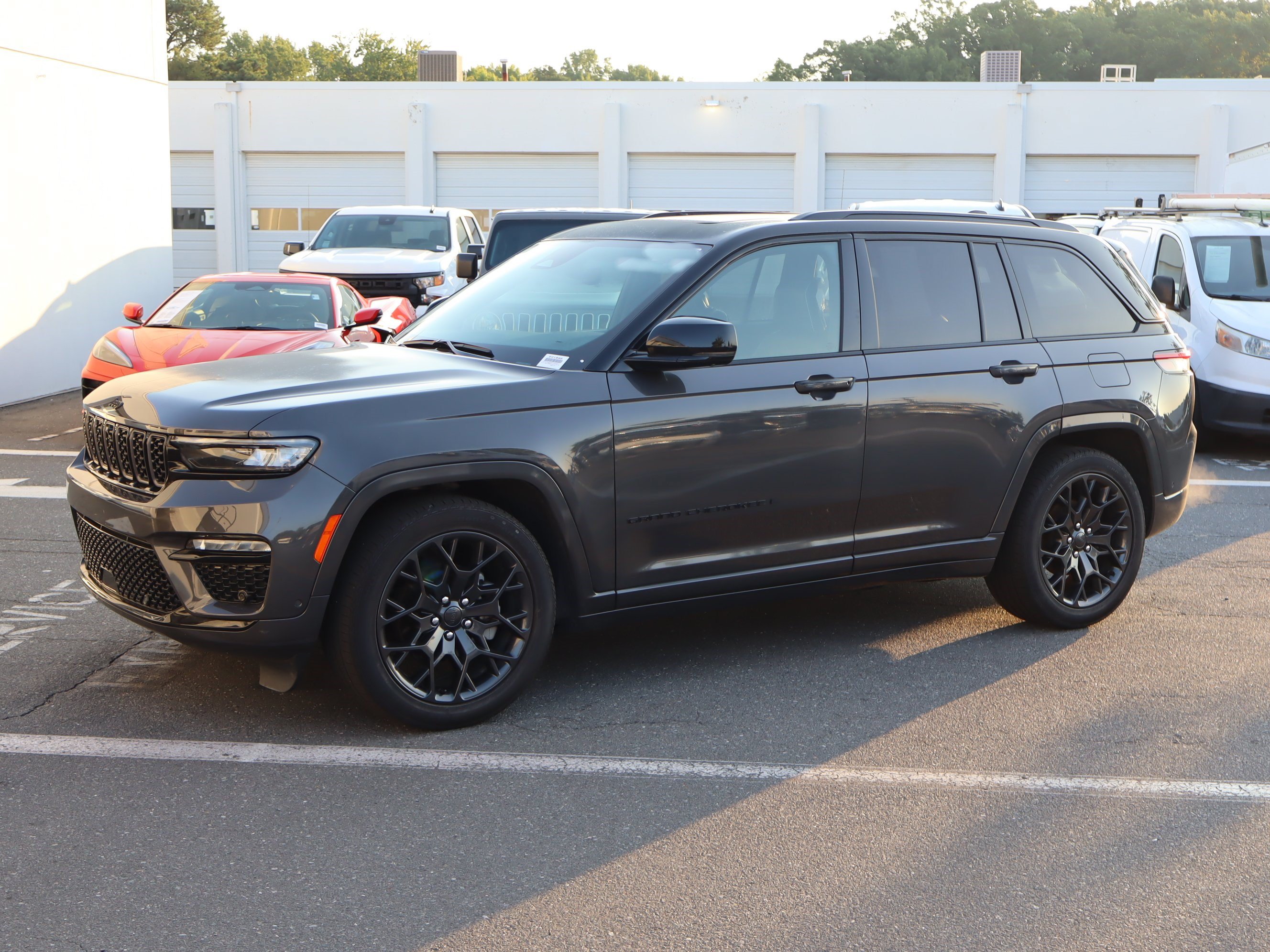 Used 2025 Jeep Grand Cherokee Summit w/ Obsidian Package AWD/4WD image 5