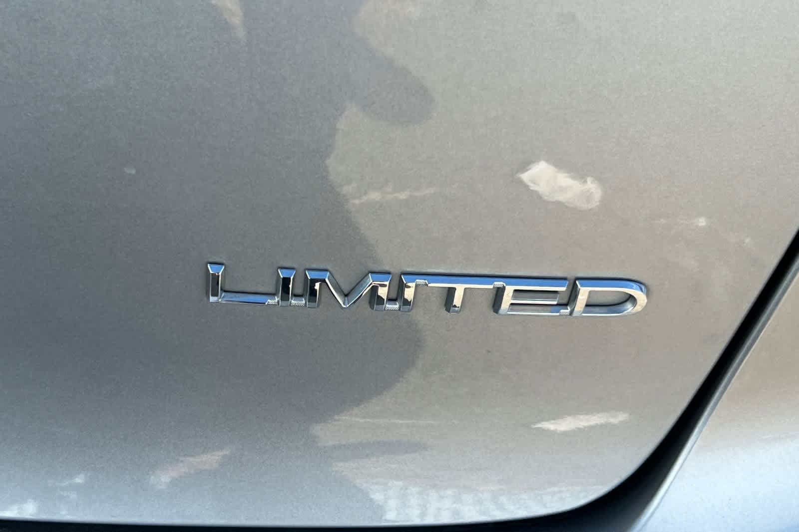 Used 2017 Chrysler Pacifica Limited w/ UConnect Theater Package FWD image 21