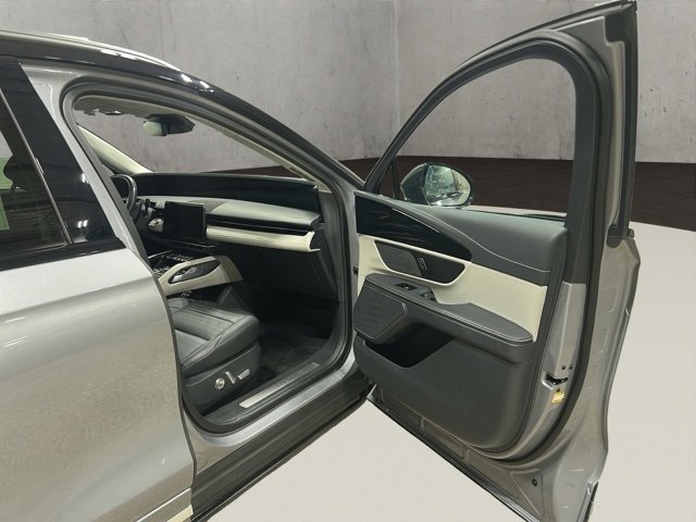 Used 2024 Lincoln Nautilus Reserve image 18