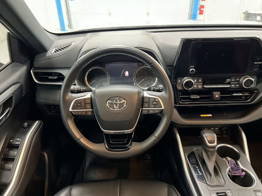 Used 2023 Toyota Highlander XSE AWD/4WD image 11