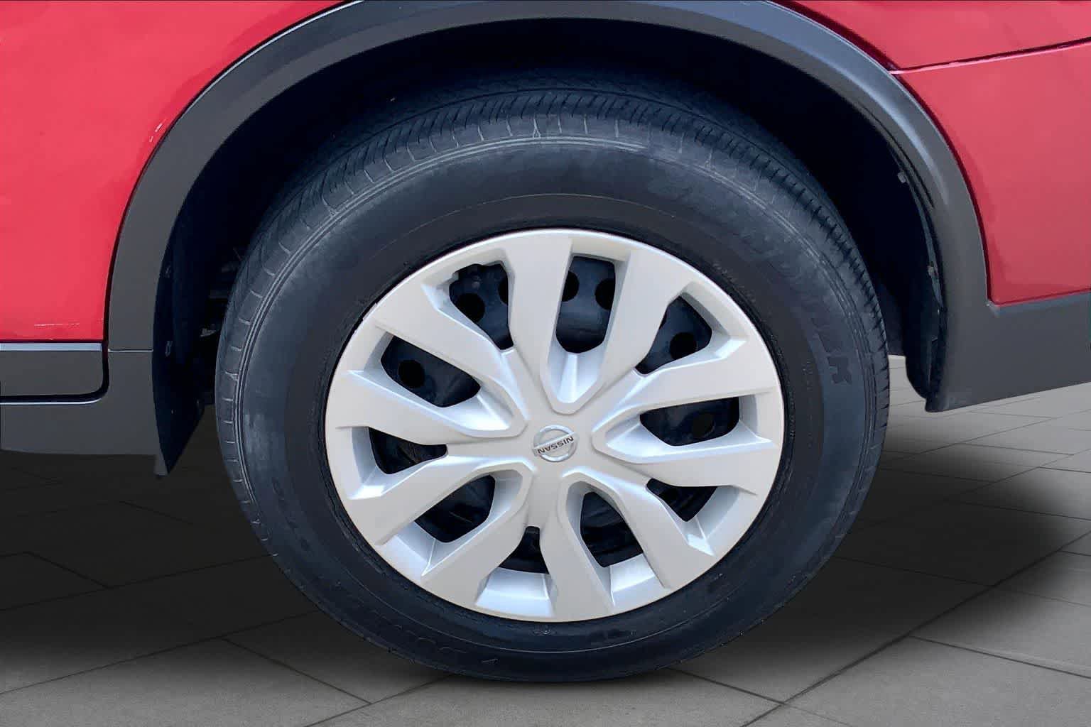 Used 2017 Nissan Rogue S AWD/4WD image 11