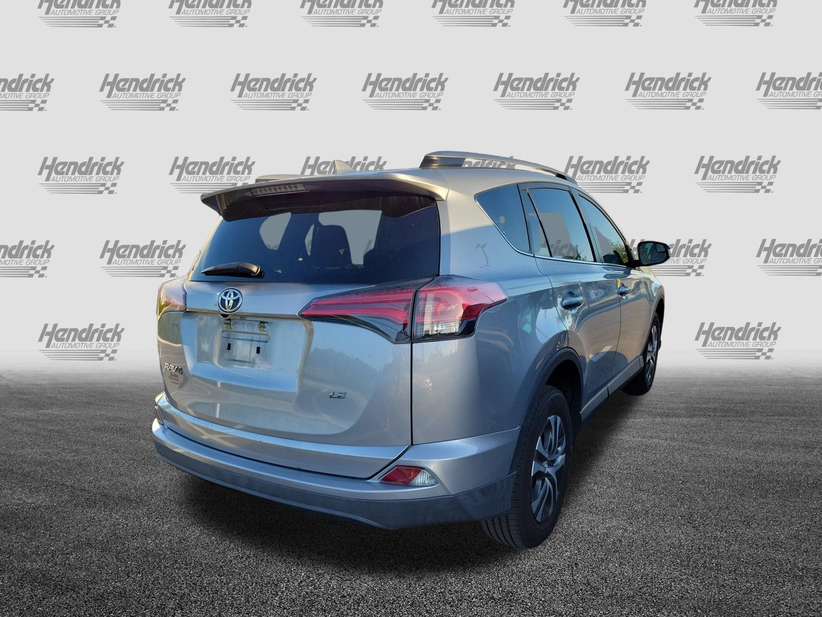 Used 2018 Toyota RAV4 LE FWD image 10