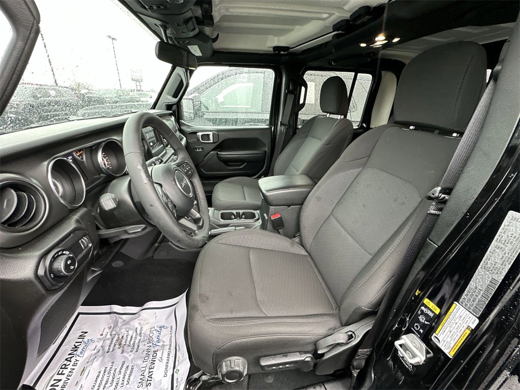 Used 2023 Jeep Gladiator Sport image 11