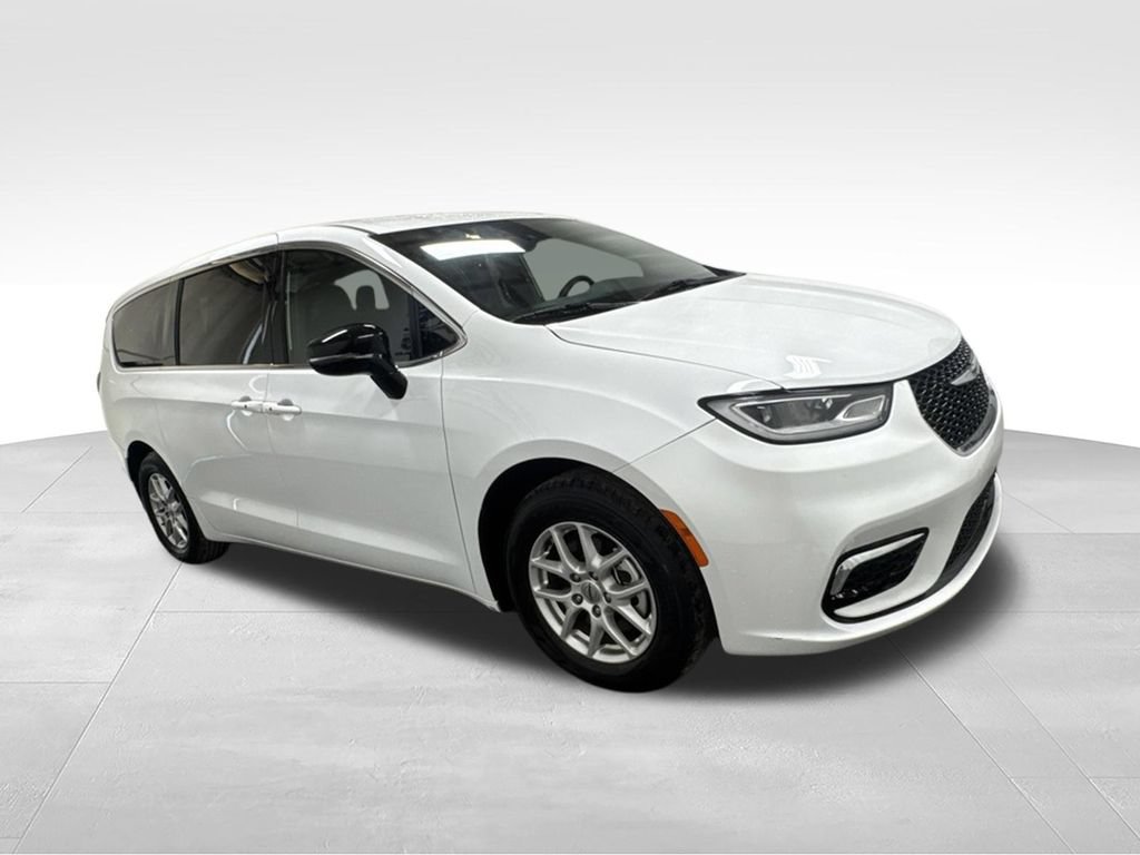 Used 2025 Chrysler Pacifica Select FWD image 3