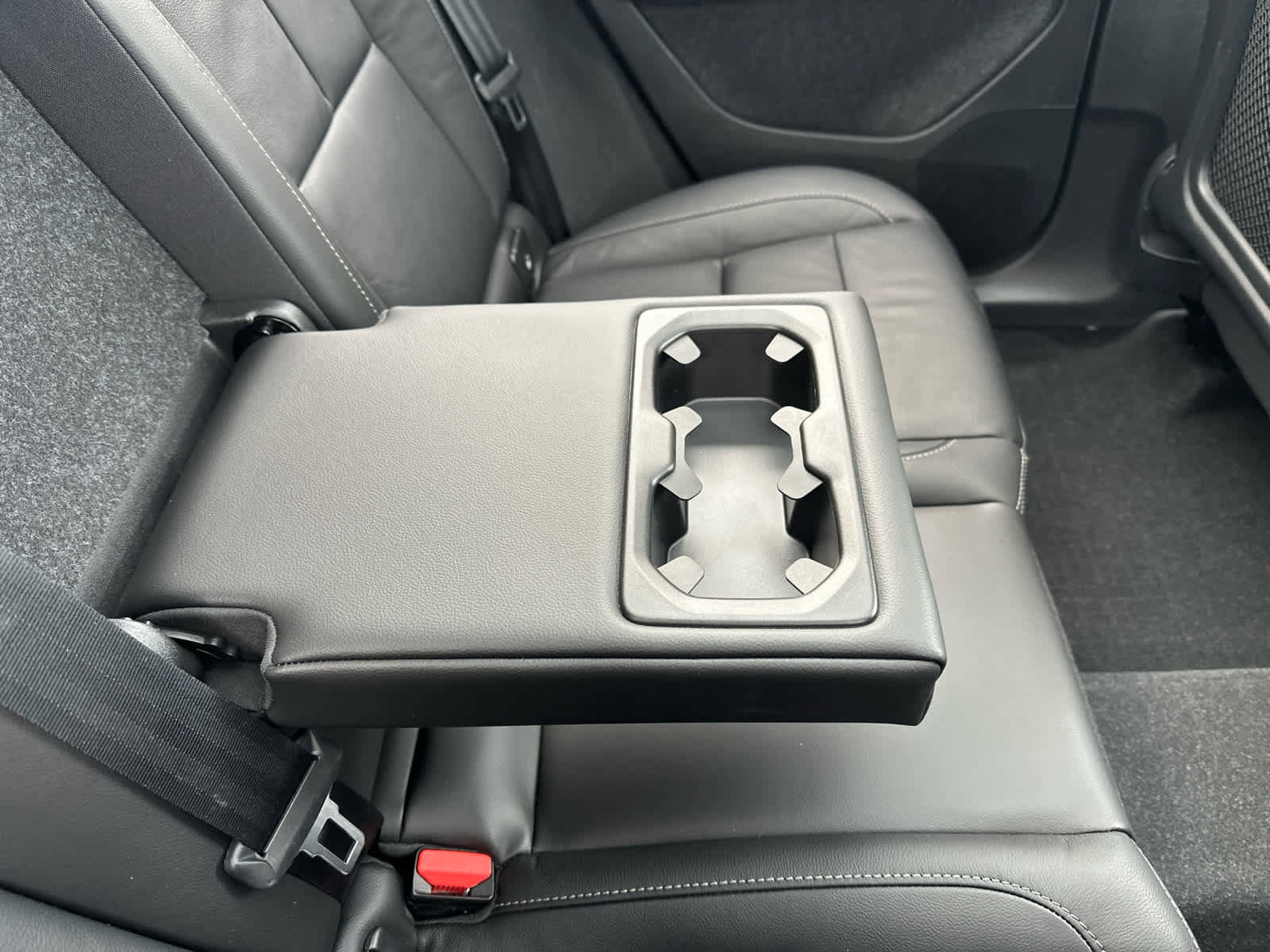 Used 2023 Volvo XC40 B5 Plus w/ Protection Package Premier image 30