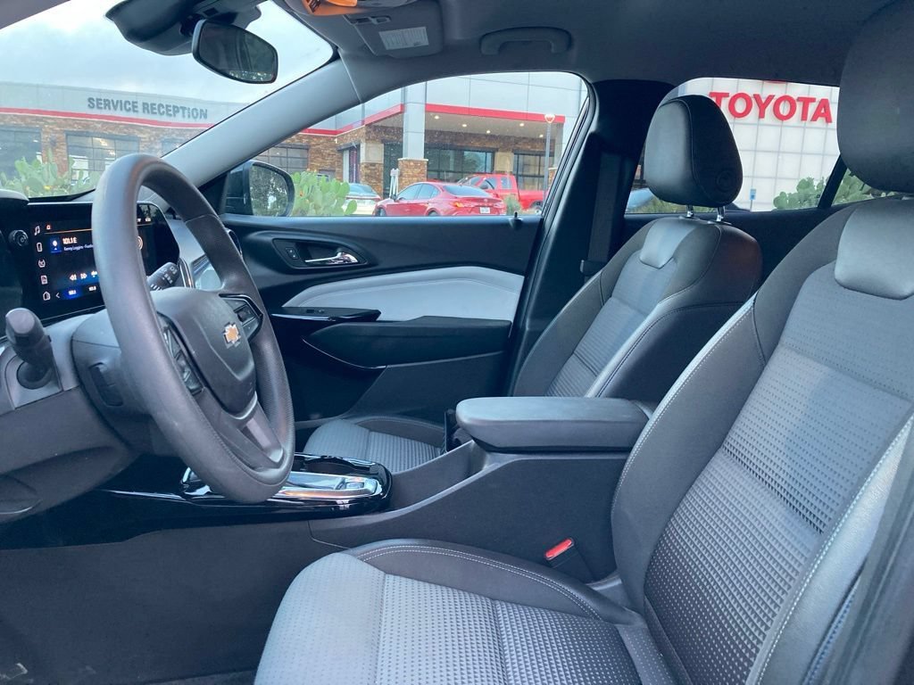Used 2025 Chevrolet Trax LT FWD image 8