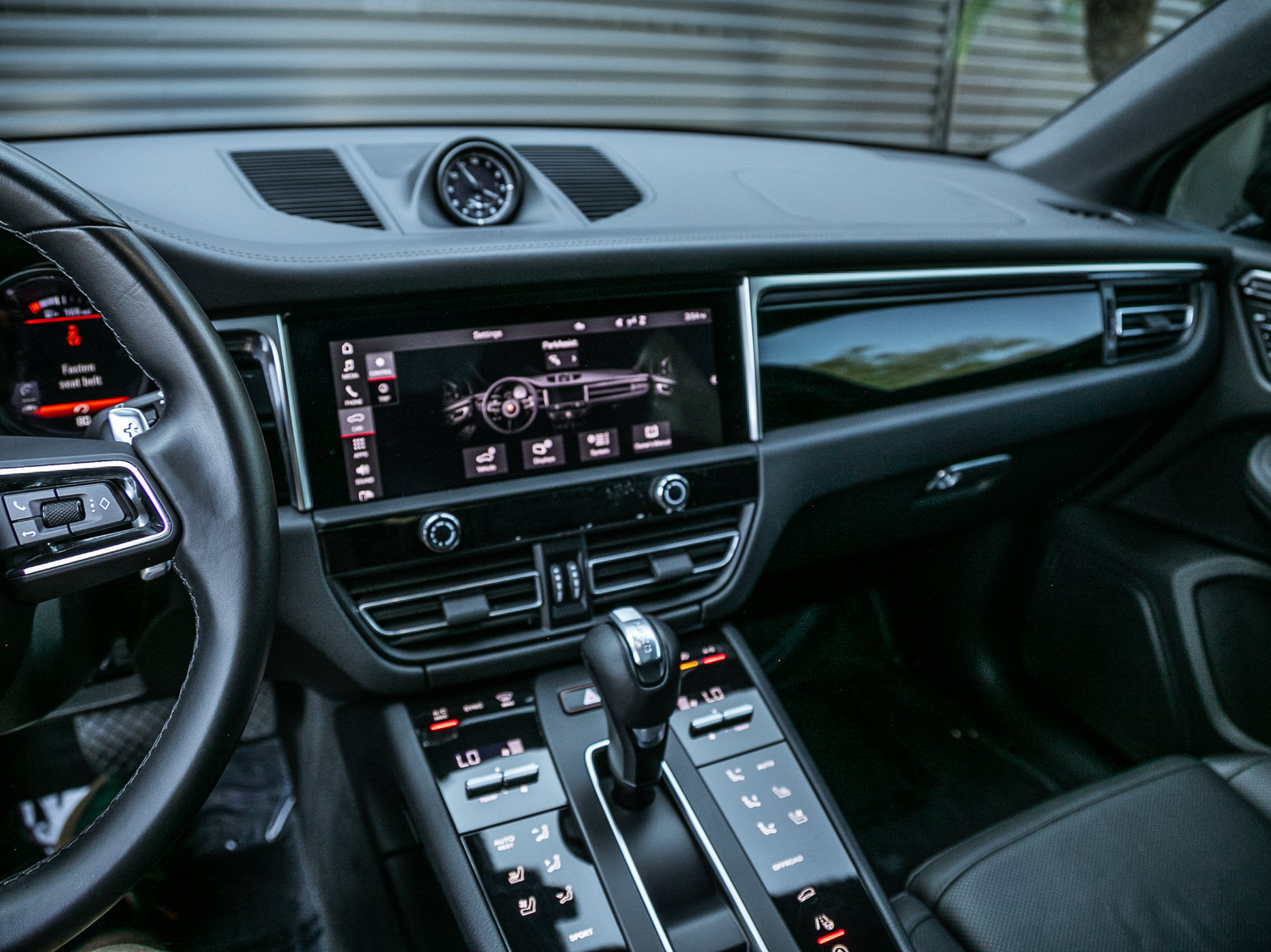 Certified 2023 Porsche Macan AWD/4WD image 19