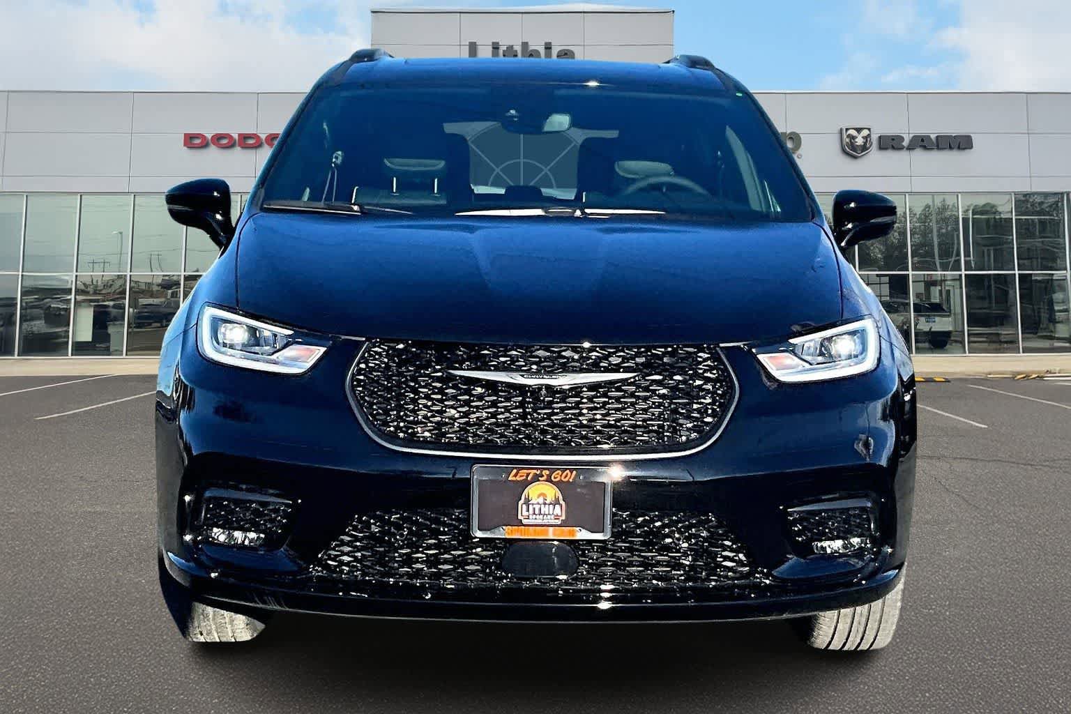 New 2026 Chrysler Pacifica Limited w/ Uconnect Theater Family Group AWD/4WD image 6