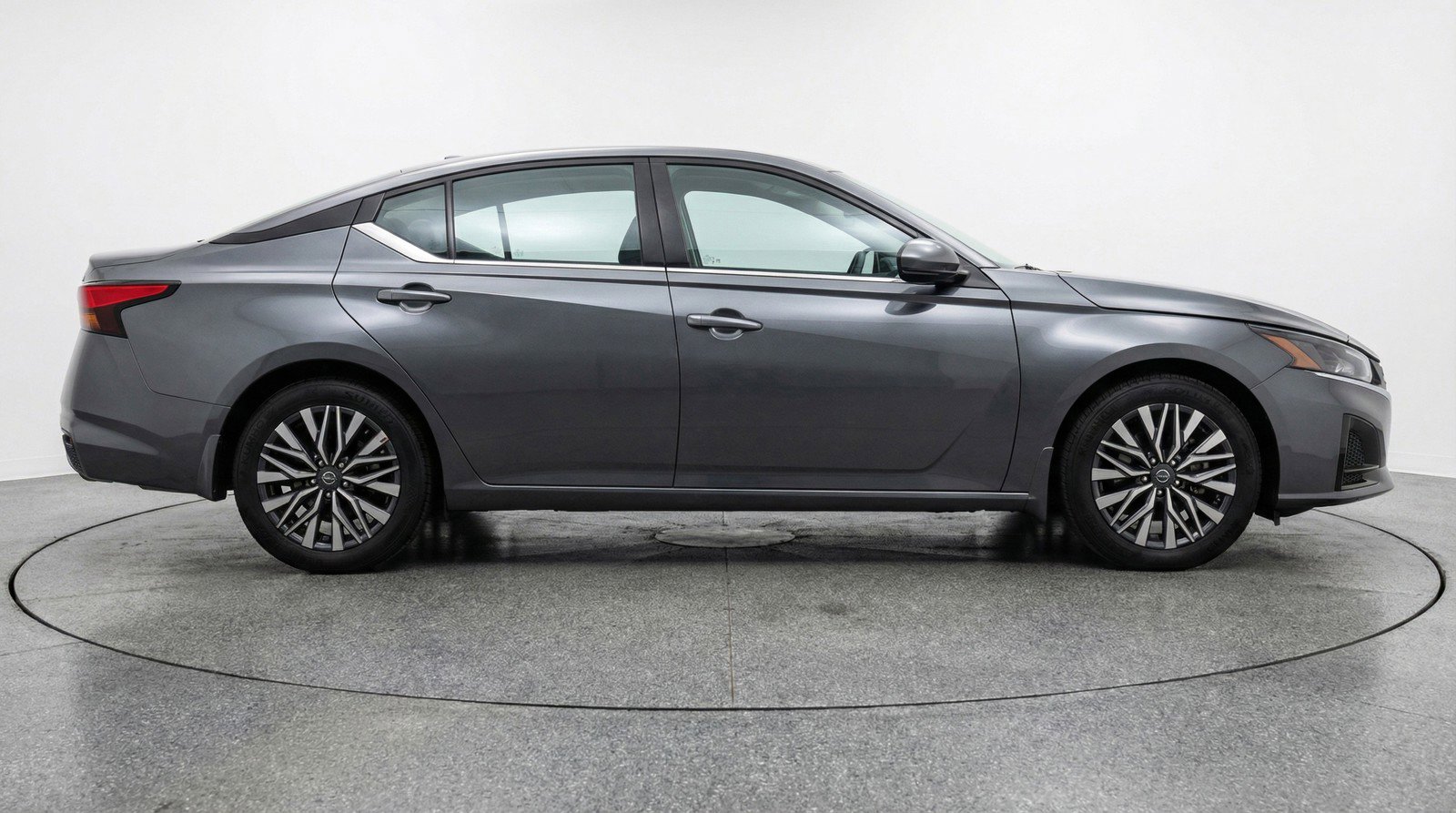 Used 2025 Nissan Altima 2.5 SV FWD image 11