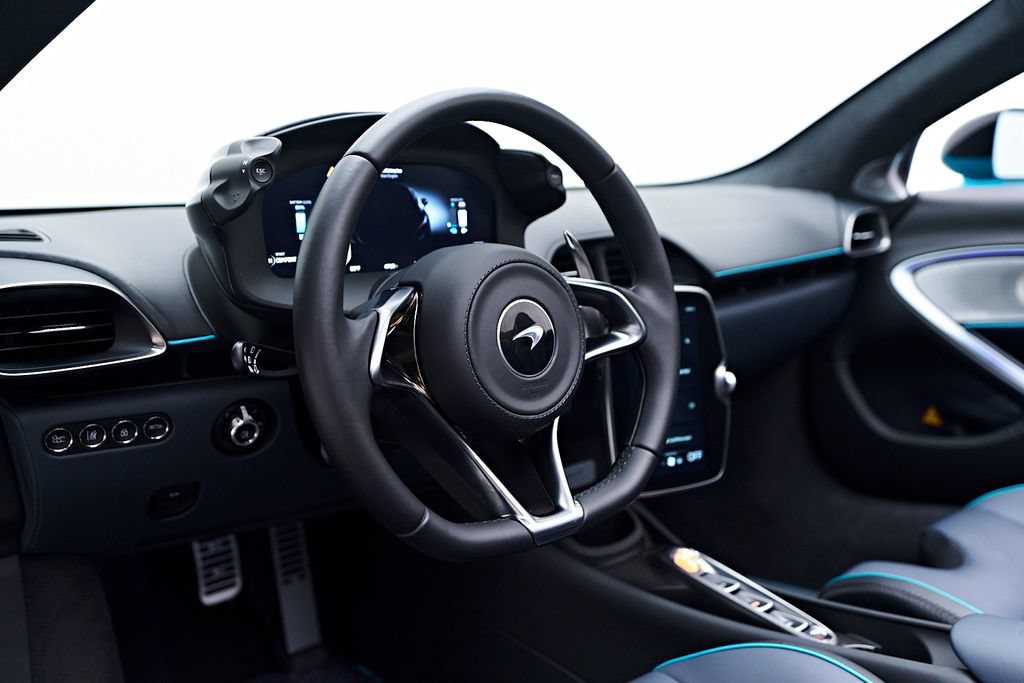 Used 2025 McLaren Artura Spider RWD image 17