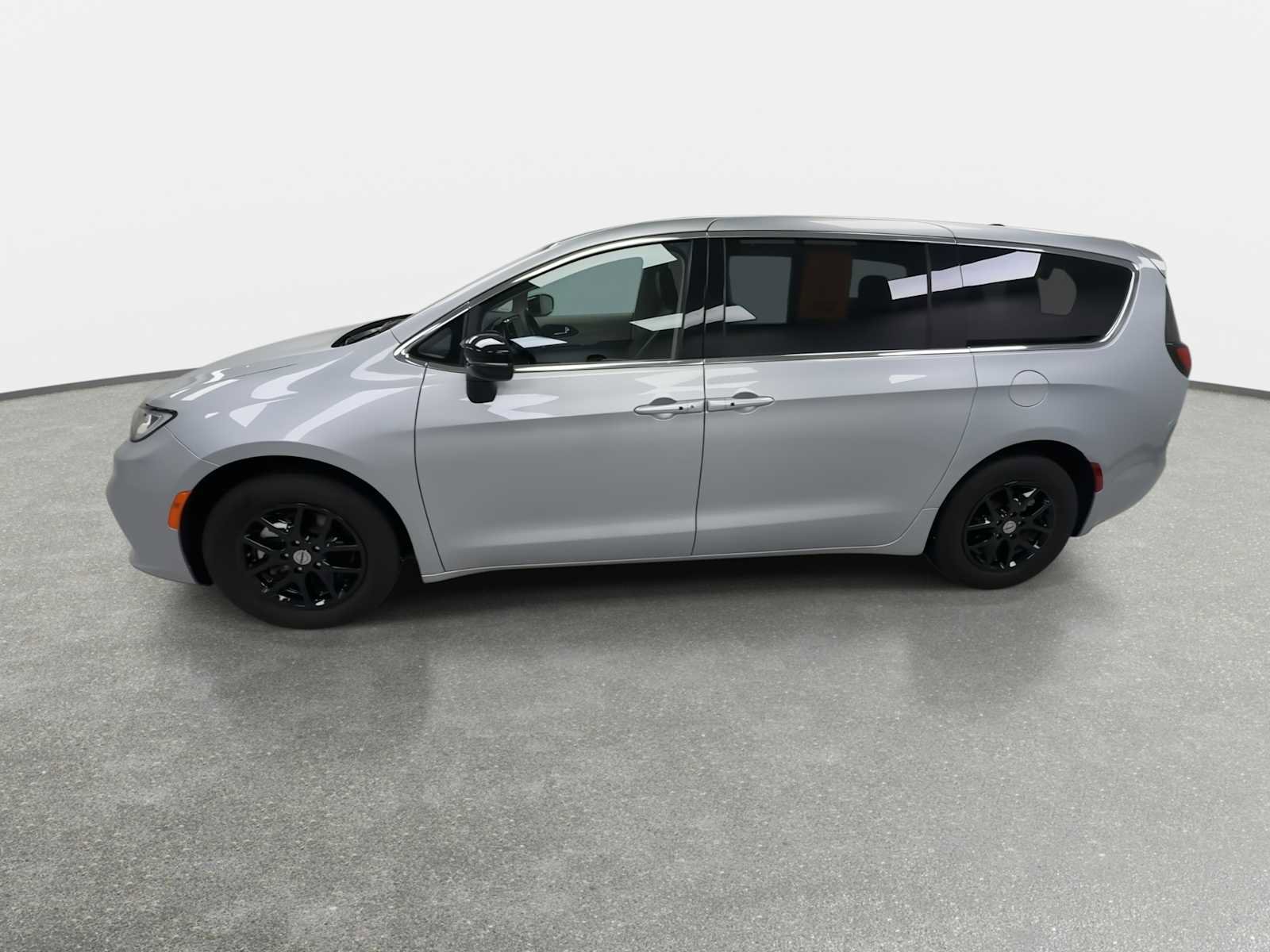 Used 2024 Chrysler Pacifica Touring-L image 5