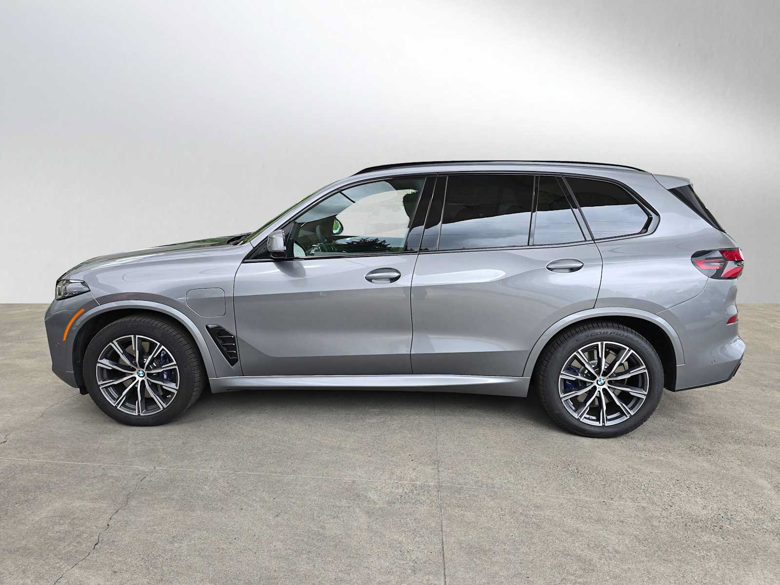 Used 2026 BMW X5 xDrive50e w/ M Sport Package AWD/4WD image 6