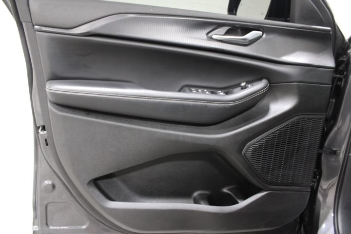 Used 2023 Jeep Grand Cherokee Altitude AWD/4WD image 17