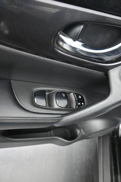 Used 2019 Nissan Rogue SV AWD/4WD image 12