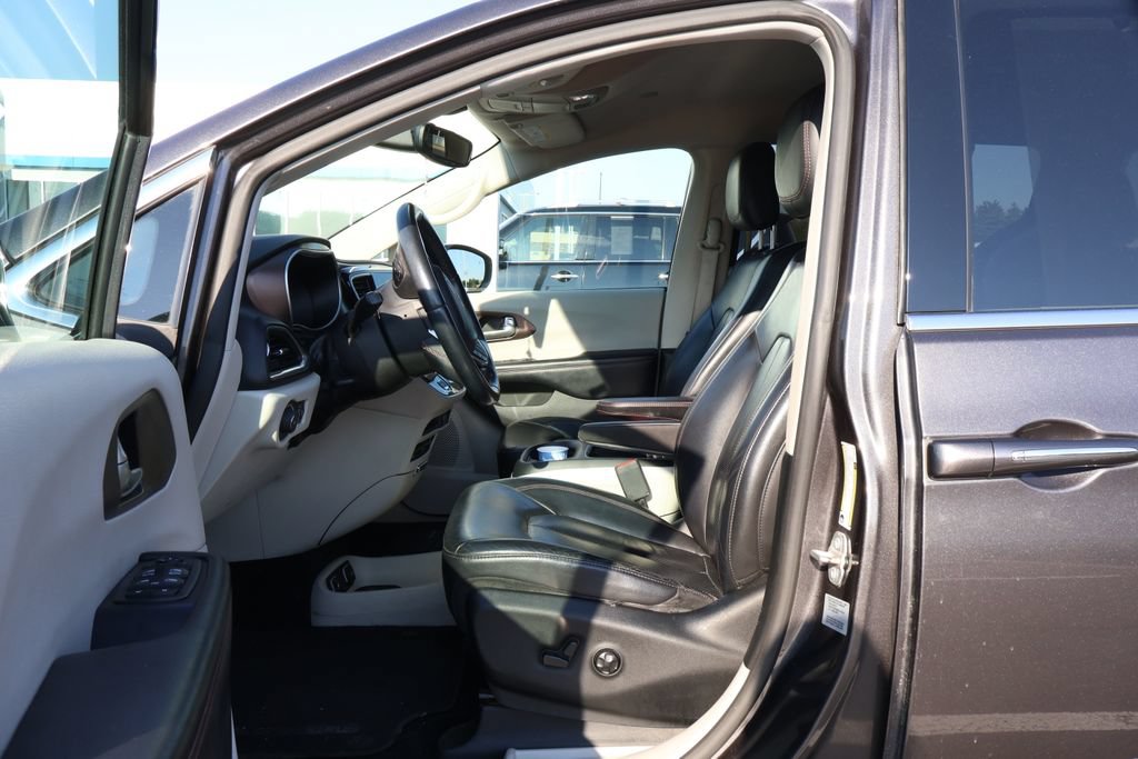 Used 2017 Chrysler Pacifica Touring-L Plus FWD image 9