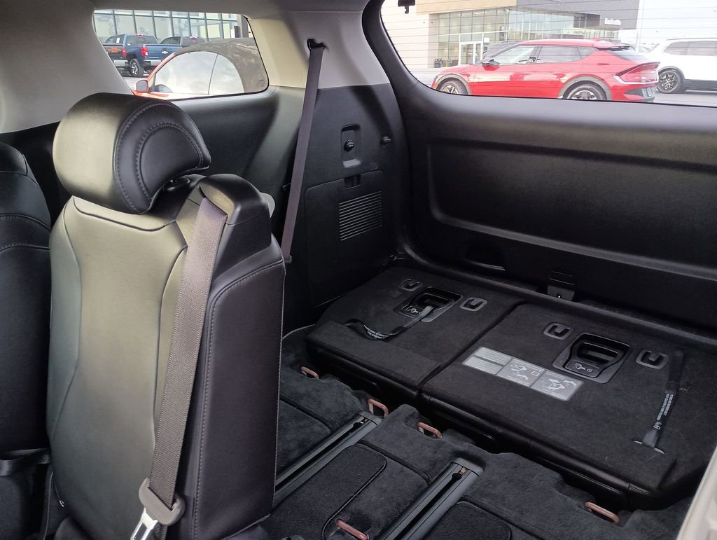 Used 2024 Kia Carnival LX image 29