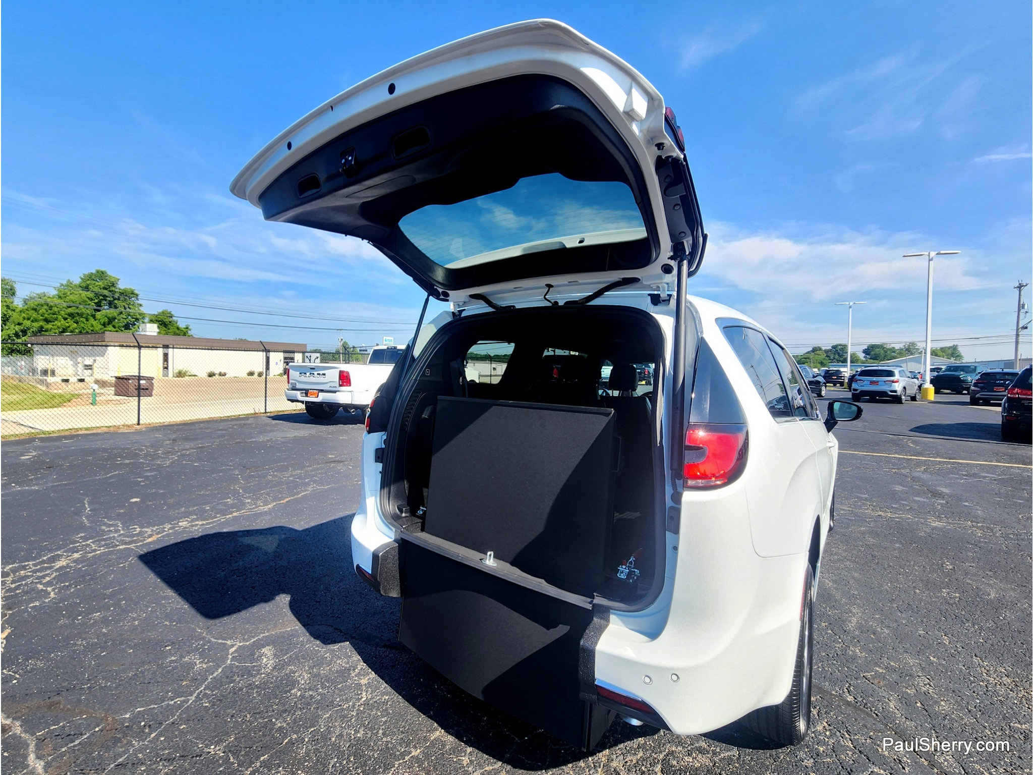 Used 2026 Chrysler Pacifica Select FWD image 2