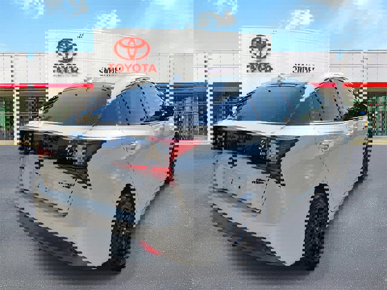 Used 2020 Toyota Prius LE w/ Carpet Mat Package image 3