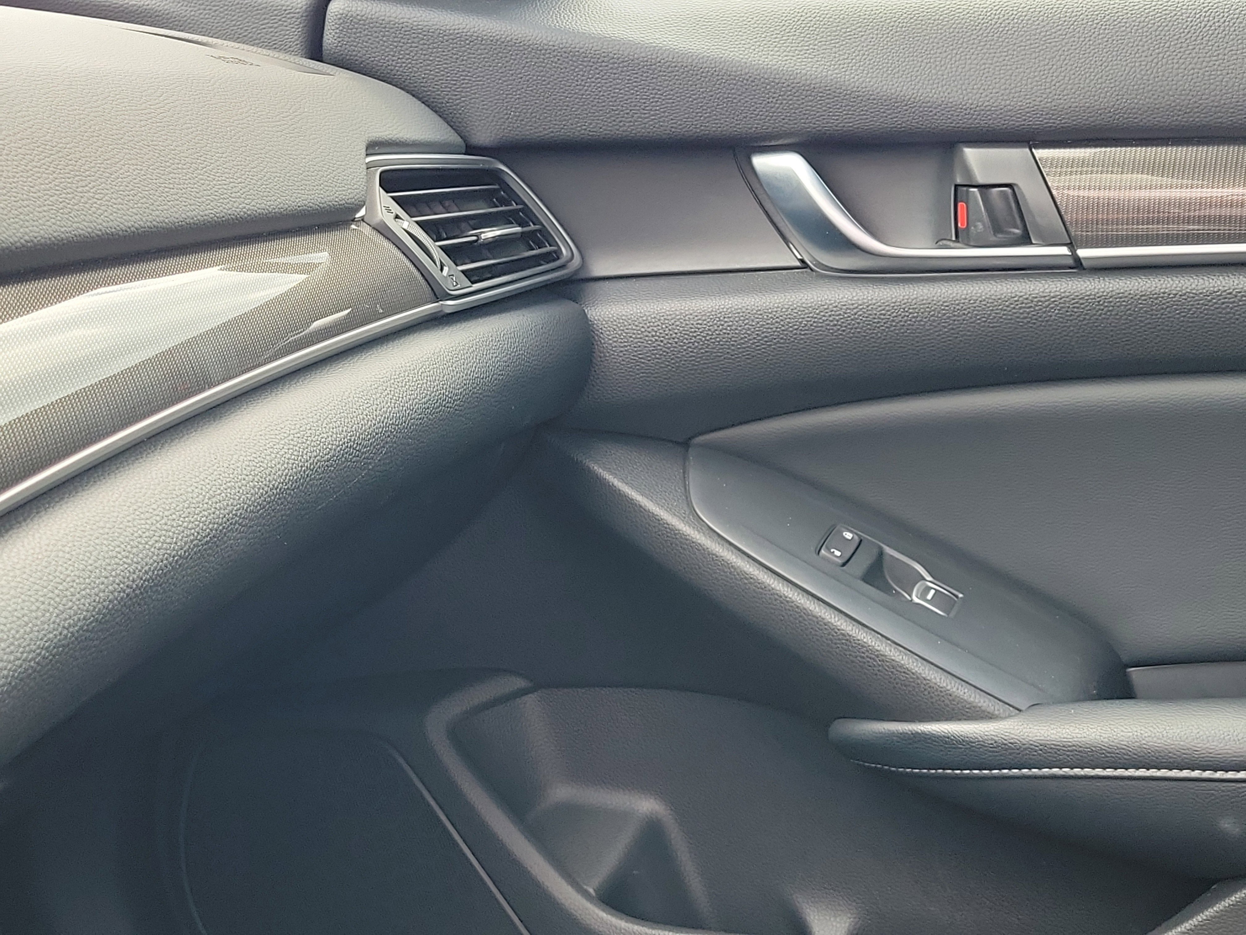 Used 2018 Honda Accord Sport image 30