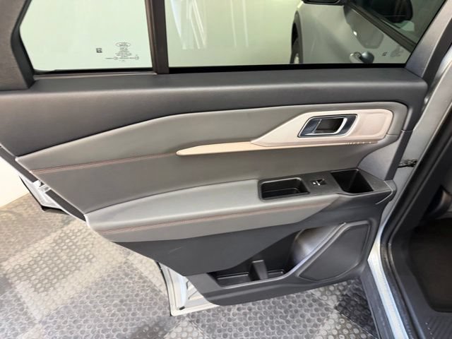 Used 2025 Ford Explorer Active AWD/4WD image 35